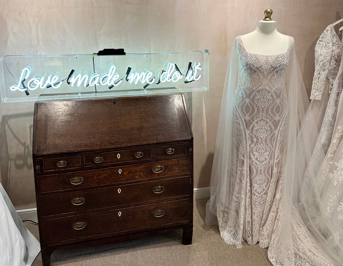 Love Above Curve Bridal Lounge